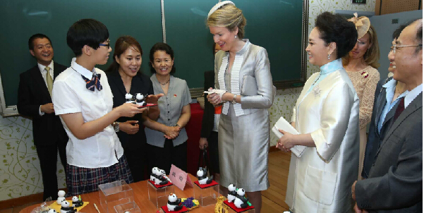 彭丽媛和比利时王后共同参观北京启喑实验学校